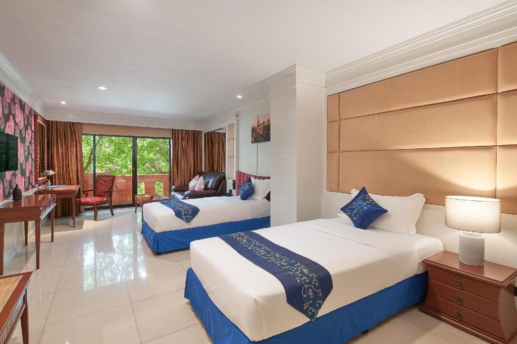 Floral Hotel Dolphin Circle PattayaroomsGrand Deluxe Twin Bed1