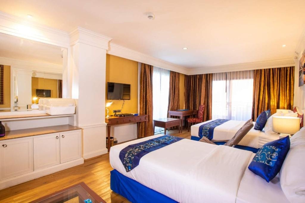 Floral Hotel Dolphin Circle PattayaroomsJunior Family Suite4