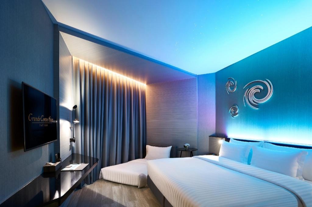 Grande Centre Point PattayaroomsDeluxe Sea View Room With Sofa Bed Bed9