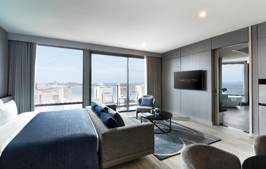 Grande Centre Point PattayaroomsPanoramic Suite Bedroom1