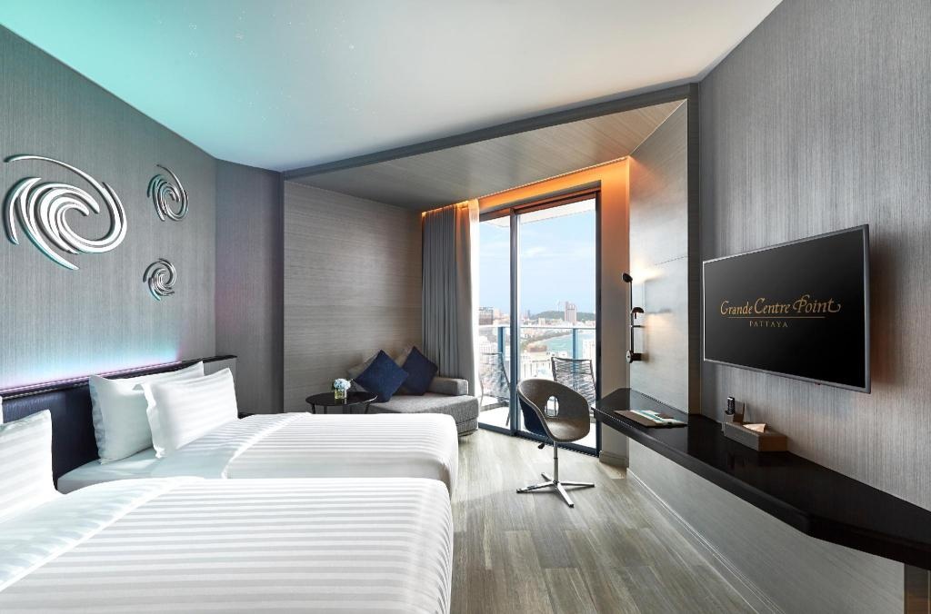 Grande Centre Point PattayaroomsSuperior Seaview Bedroom8