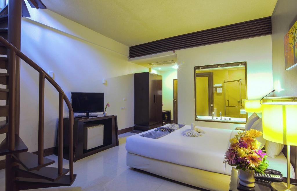 Woraburi Pattaya Resort SparoomsDuplex Family Pool Access Room Bed1