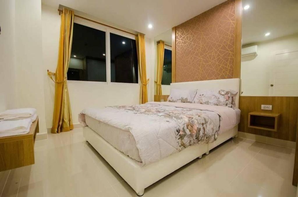 Pool View Condowith Perfect Familyroomsrooms Image 33