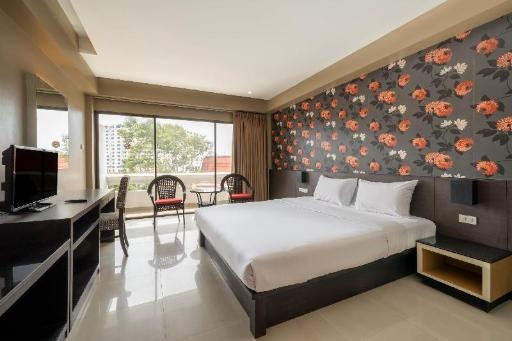Welcome Plaza HotelroomsSuperior Pool View With Breakfast Bed3