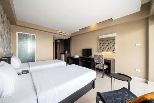 Welcome Plaza HotelroomsSuperior Pool View With Breakfast Bed5