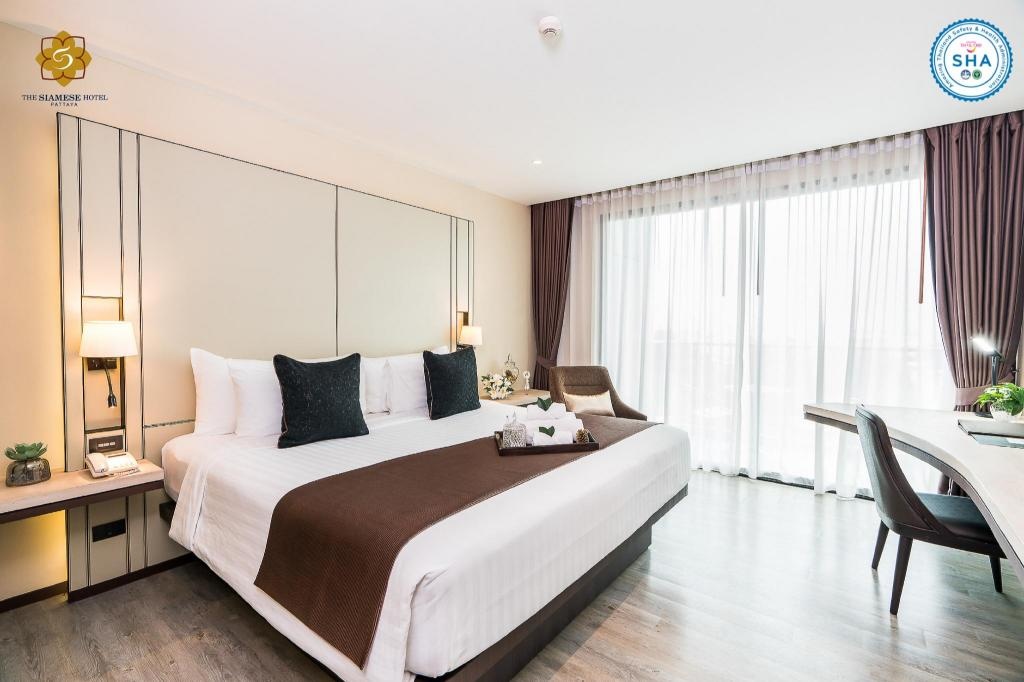 The Siamese Hotel Pattaya By PCLroomsSuperior Double With Balcony Bedroom10