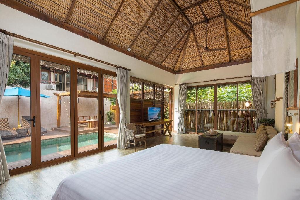 U Pattaya HotelroomsPool Villa Bed1