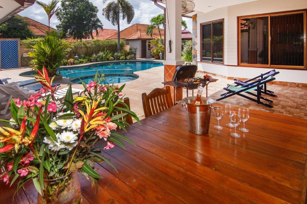 Pattaya Hill Minutes From The Beach Cityfacilitiesfacilities Image 2020
