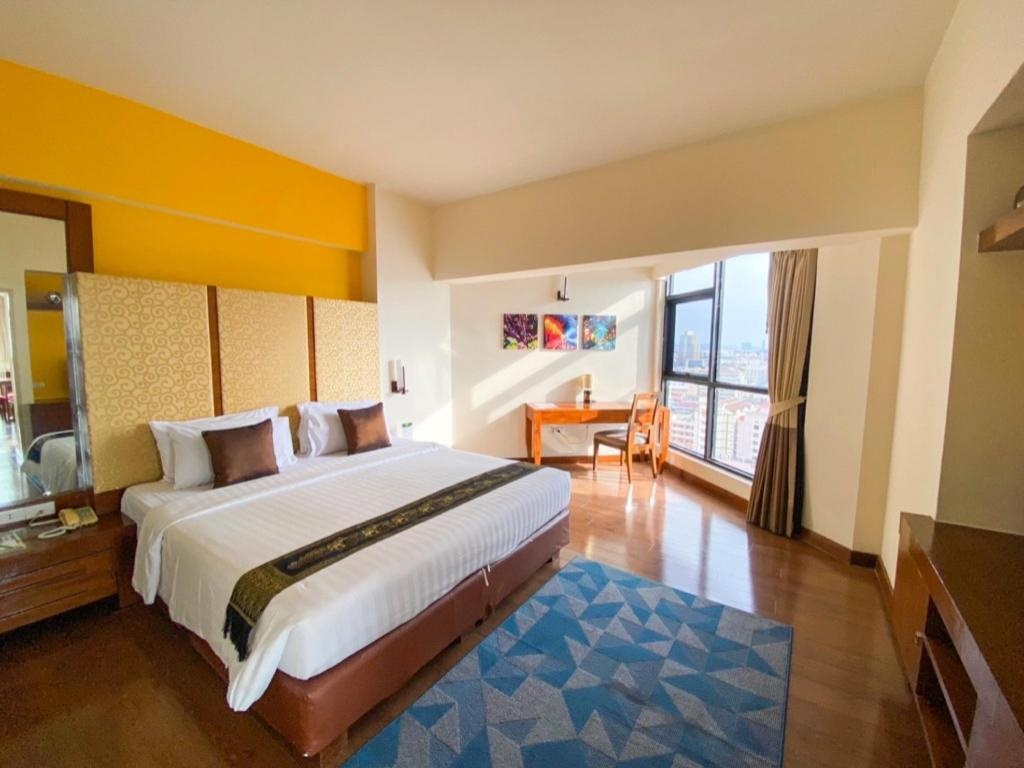 The Seasons Pattaya HotelroomsSuite Room Bed4