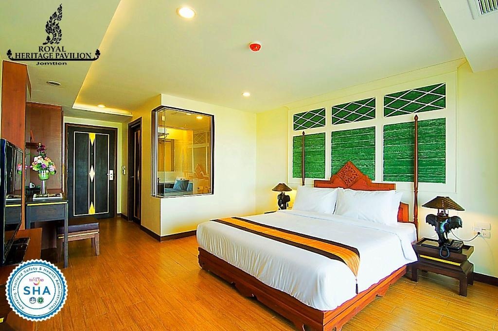 Royal Heritage Pavilion Jomtien HotelroomsSuperior Sea View Double Room With Balcony Bedroom7