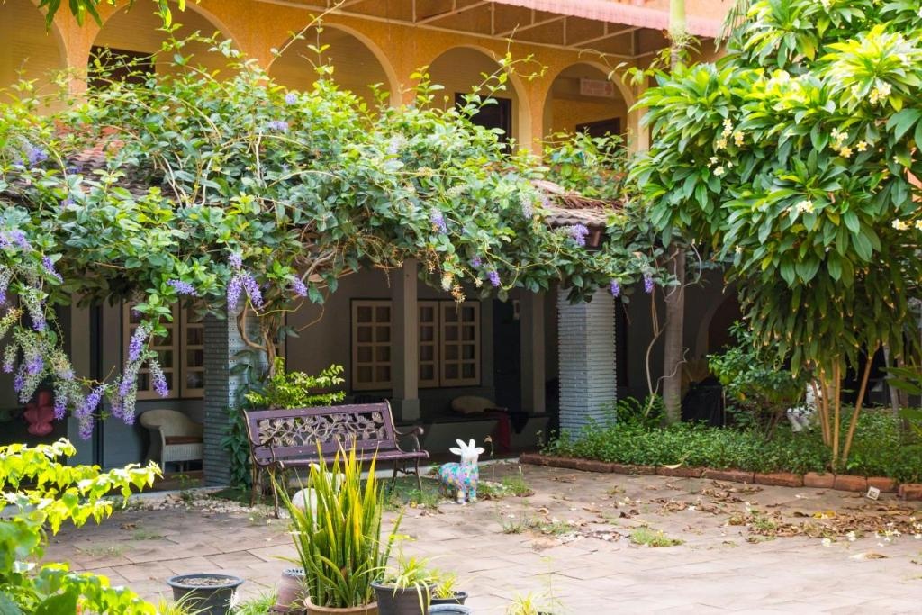 S Lodge PattayafacilitiesGarden60
