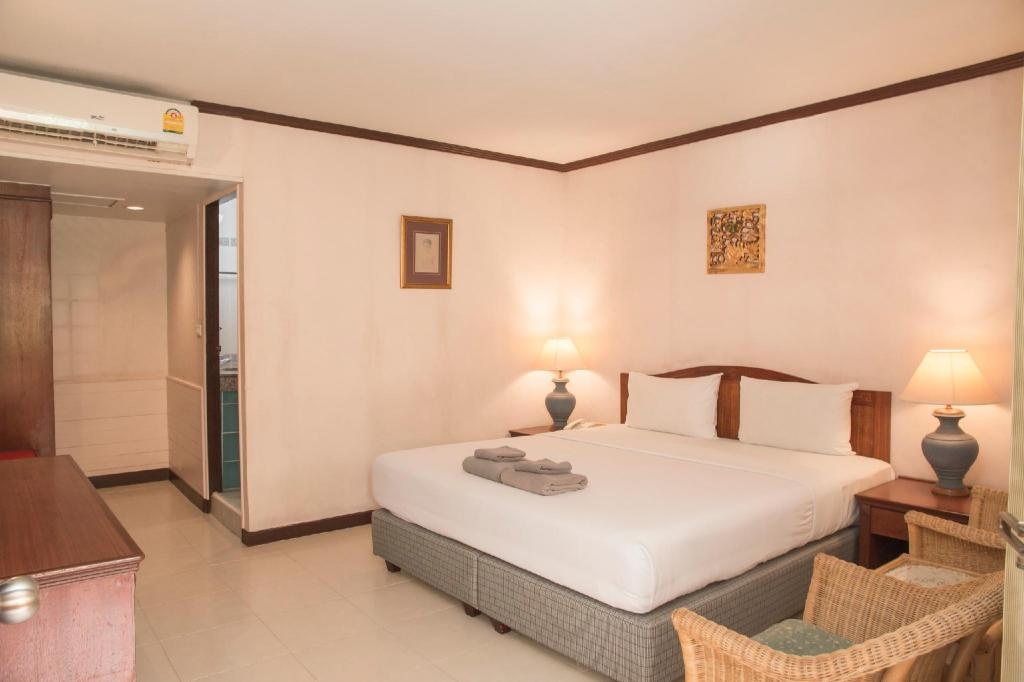 S Lodge PattayaroomsSuperior Double Room Bed9