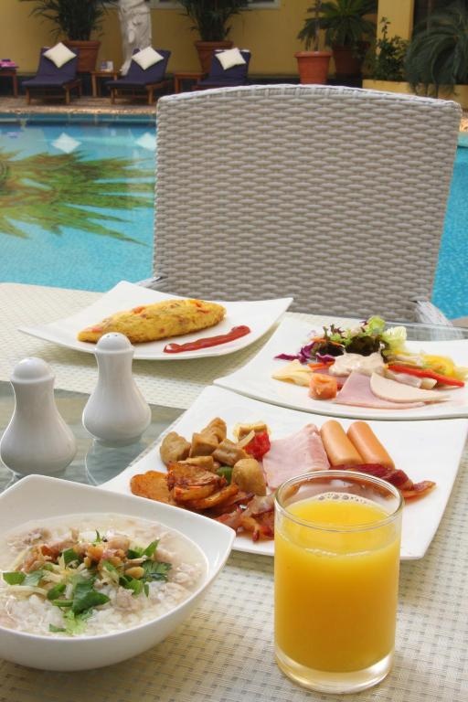 Four Seasons Place HoteldiningFood And Beverages3
