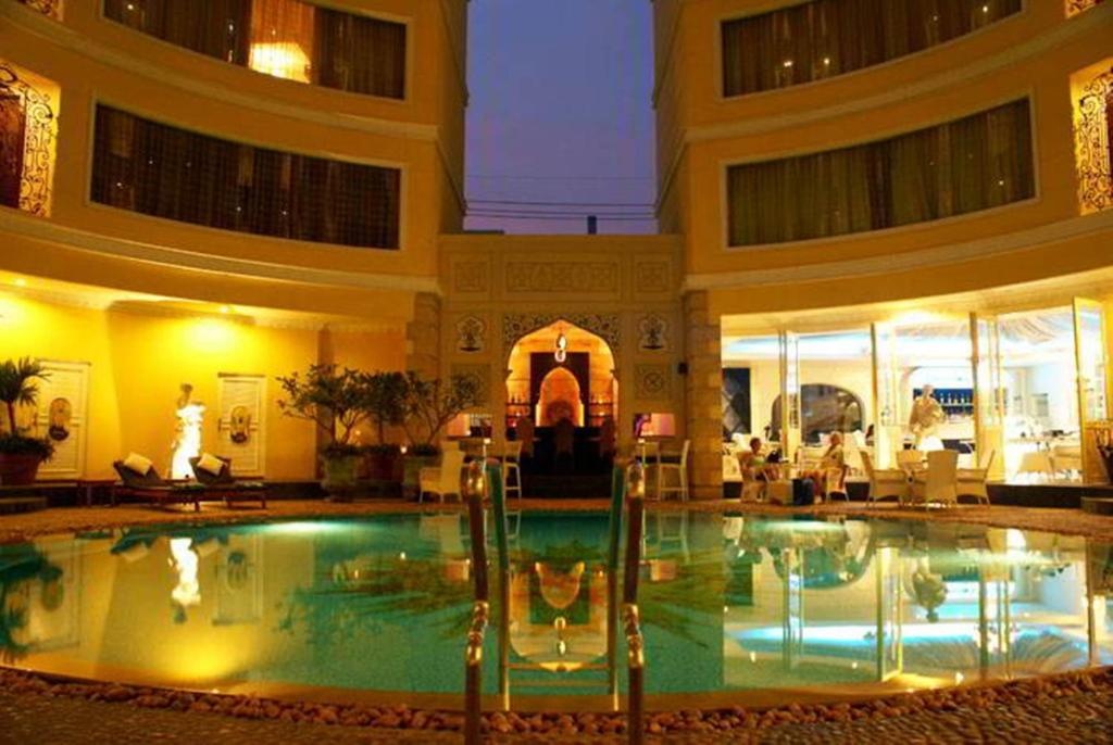 Four Seasons Place HotelfacilitiesSwimming Pool1