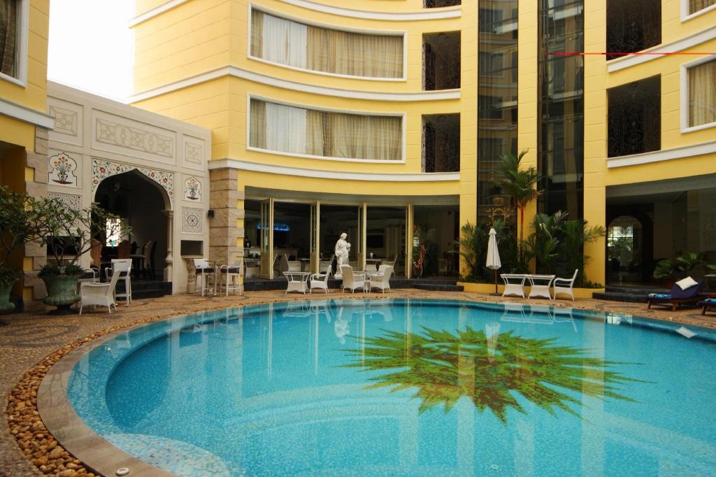 Four Seasons Place HotelfacilitiesSwimming Pool3