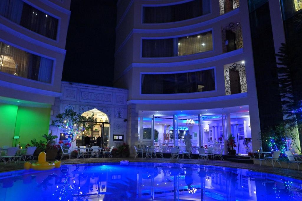 Four Seasons Place HotelfacilitiesSwimming Pool4