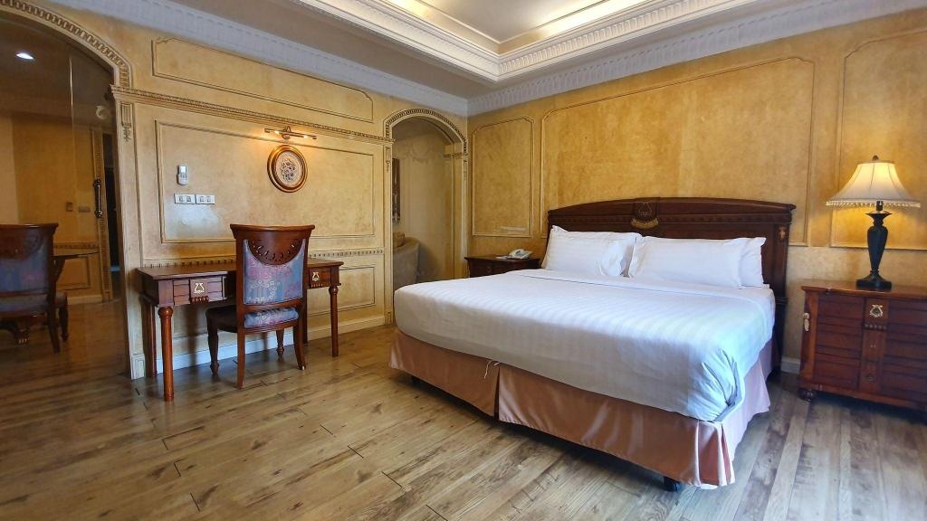 Four Seasons Place HotelroomsJunior Suite 1 King Bed Guestroom4