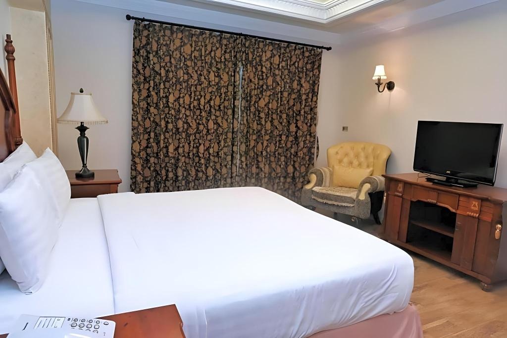 Four Seasons Place Hotelroomsrooms Image 1515
