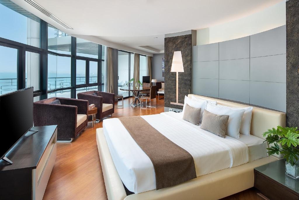 The Zign HotelroomsCorner Suite Bed1
