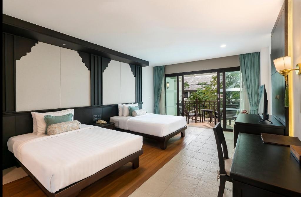 Ravindra Beach Resort And SparoomsDeluxe Pool View Room Bed11