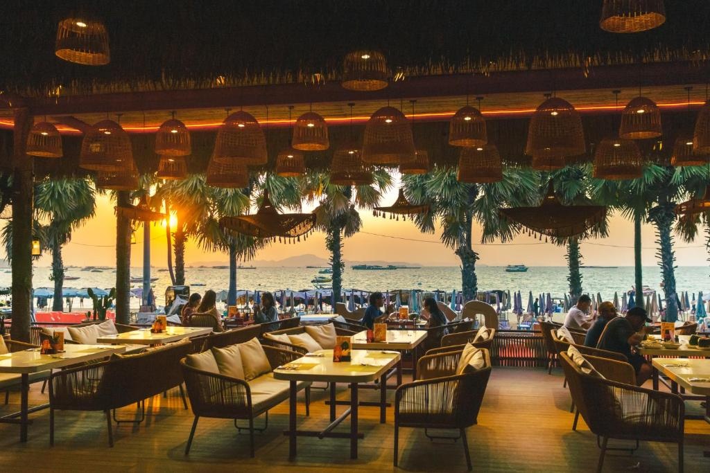 A One New Wing HoteldiningRestaurant1