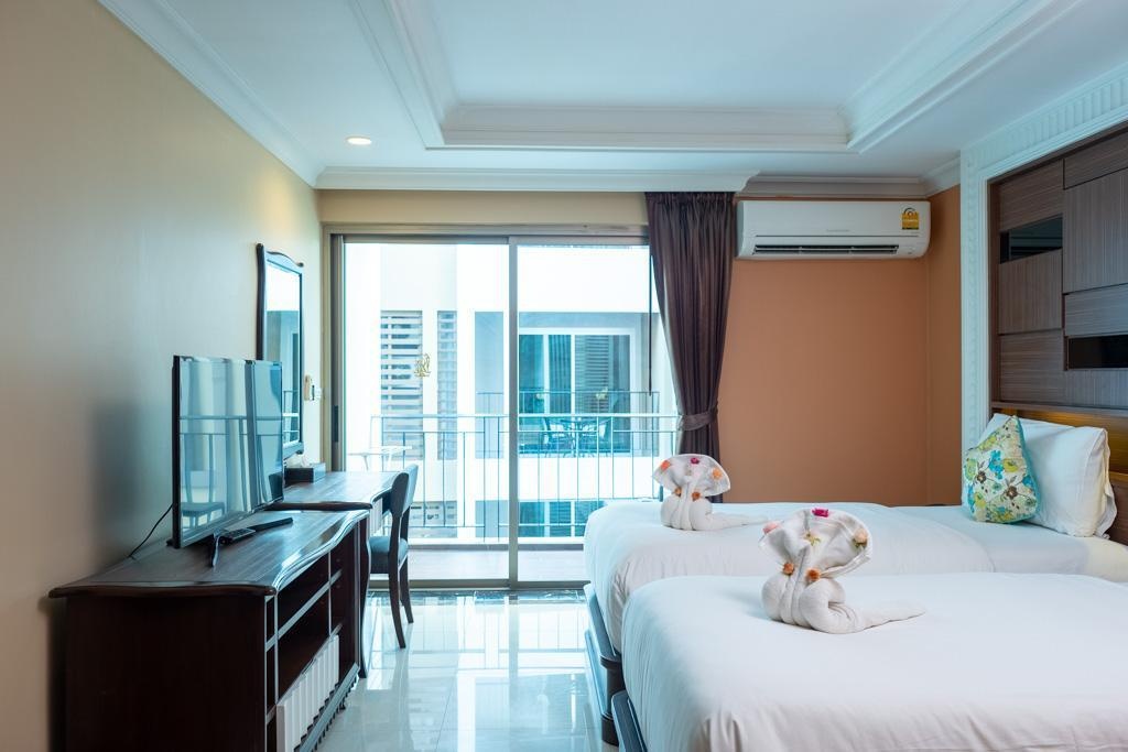 March HotelroomsDeluxe Twin City View2