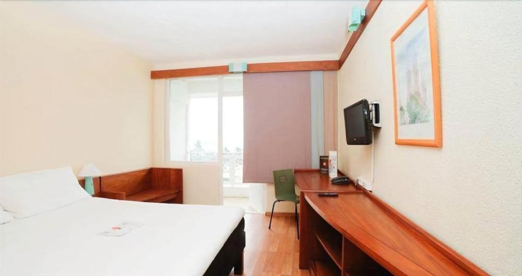 Hotel Ibis Lome Centre  Rooms  Rooms Image 1 1