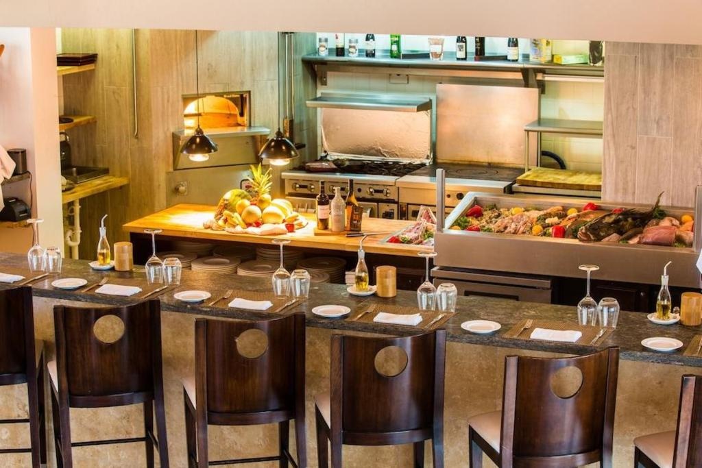 The Somerset On Grace Bay  Dining  Dining Image 1 1