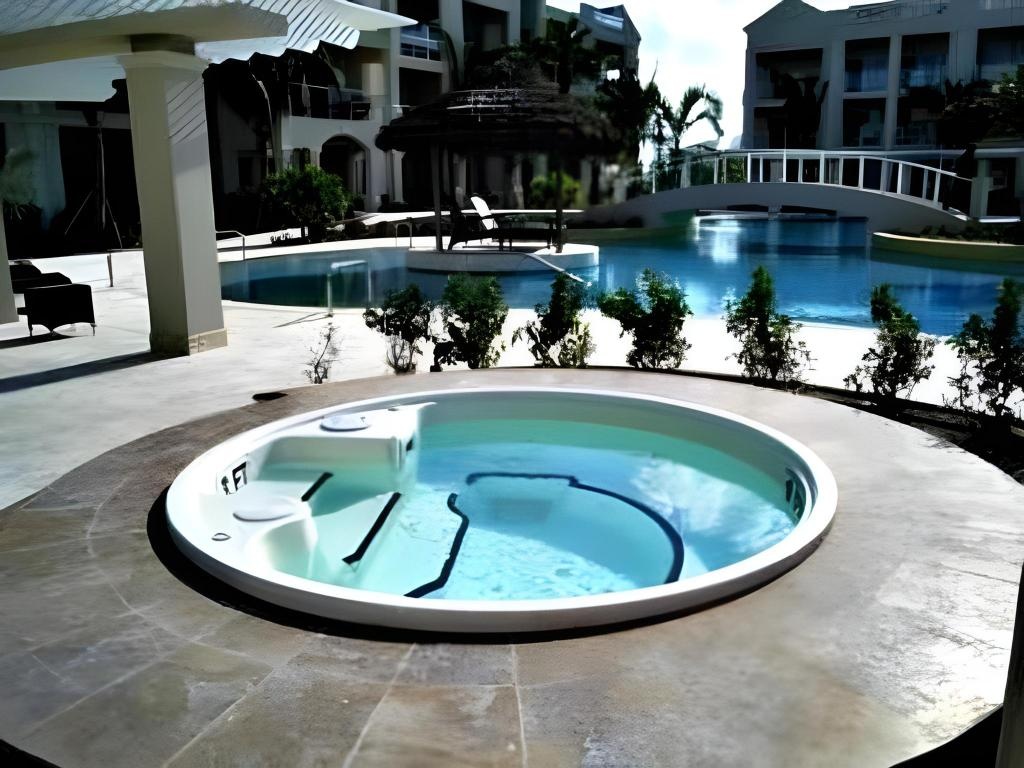 The Atrium Resort  Facilities  Hot Tub 10