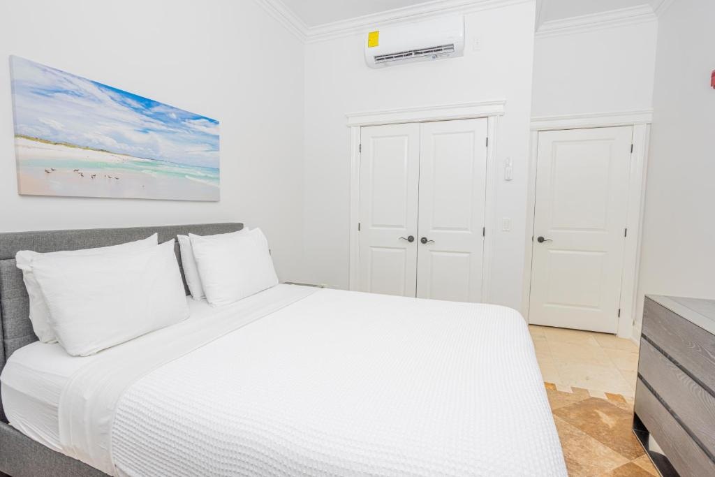 The Atrium Resort  Rooms  Rooms Image 6 6