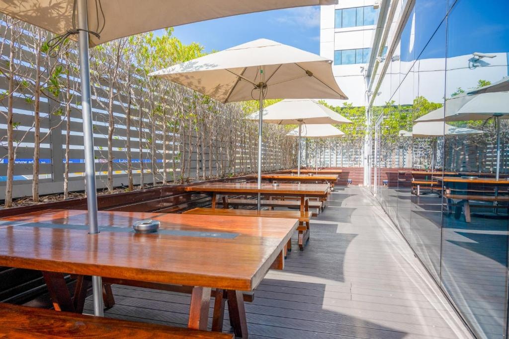 Premier Inn Abu Dhabi Airport Business Park  Dining  Restaurant 2