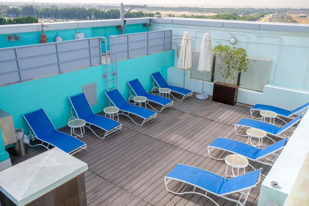 Premier Inn Abu Dhabi Airport Business Park  Facilities  Swimming Pool 2