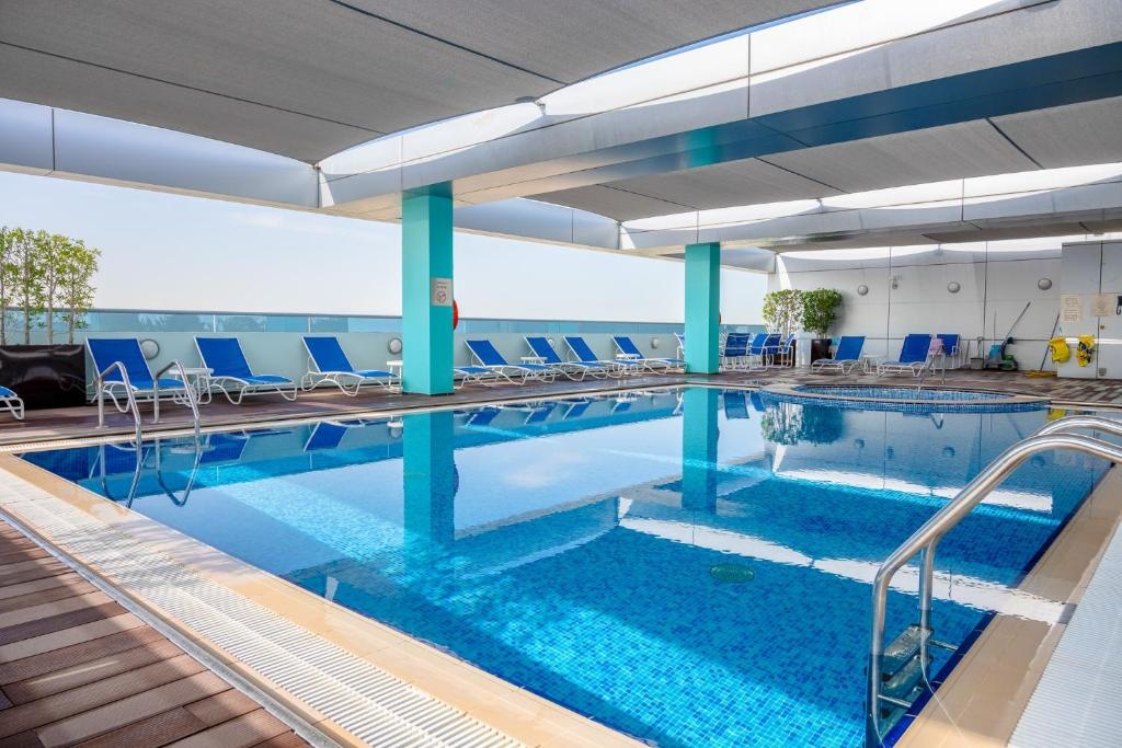 Premier Inn Abu Dhabi Airport Business Park  Facilities  Swimming Pool 3