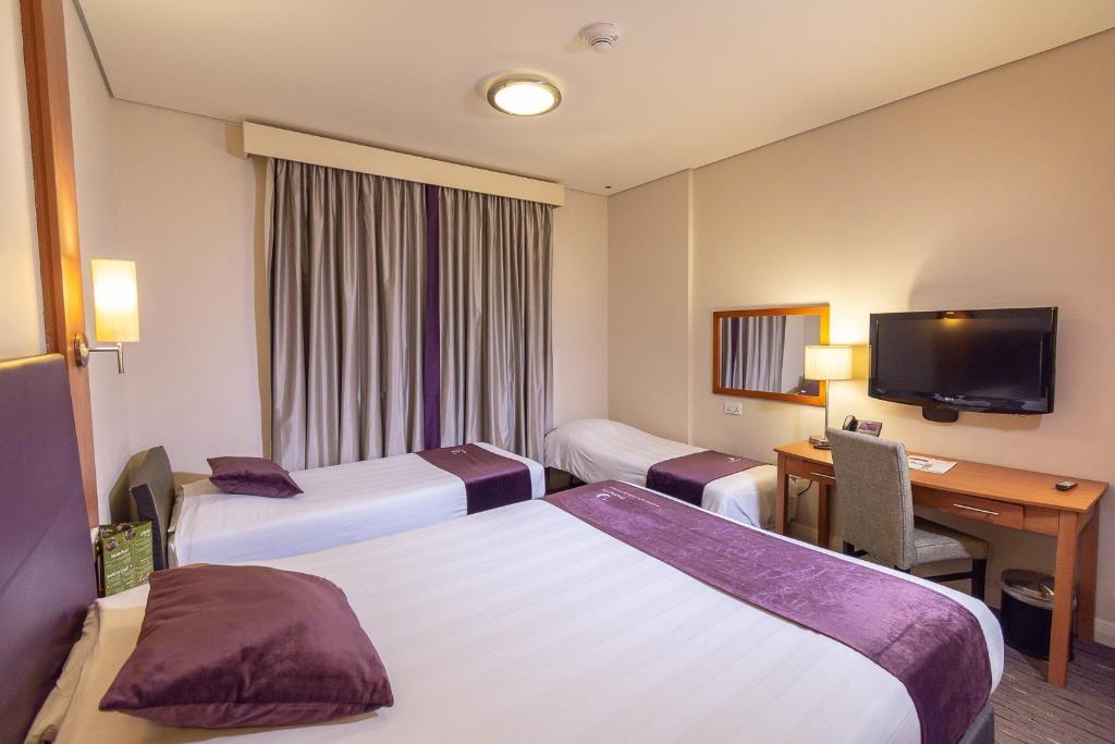 Premier Inn Abu Dhabi Airport Business Park  Rooms  Family Room 2 Adults And 2 Children Under 16 Bed 2