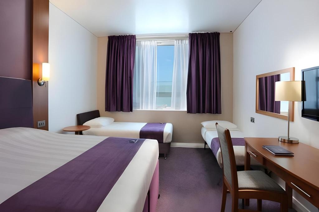 Premier Inn Abu Dhabi Airport Business Park  Rooms  Rooms Image 11 11