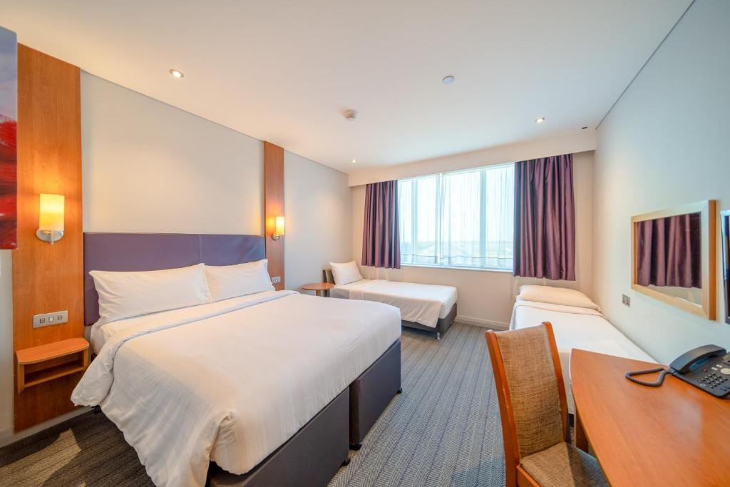 Premier Inn Abu Dhabi Airport Business Park  Rooms  Rooms Image 1 1