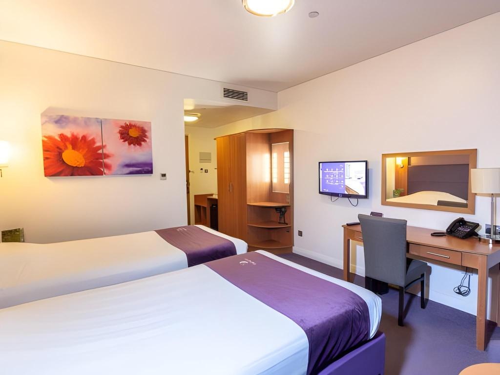 Premier Inn Abu Dhabi Airport Business Park  Rooms  Rooms Image 5 5