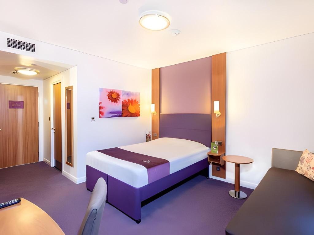 Premier Inn Abu Dhabi Airport Business Park  Rooms  Rooms Image 8 8