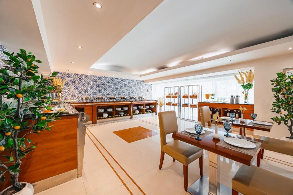 Golden Sands Hotel Apartments  Dining  Restaurant 2