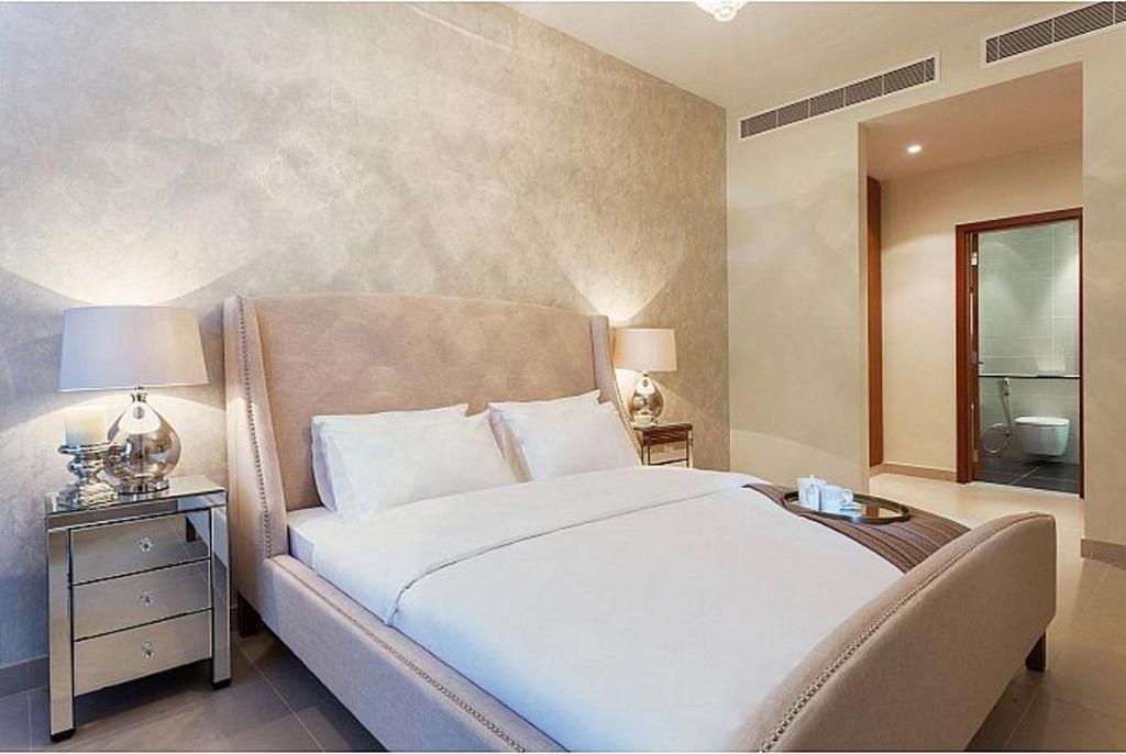 Luxurious 1 Bed Apartment In Central Park Tower  Property Views  Interior View 6