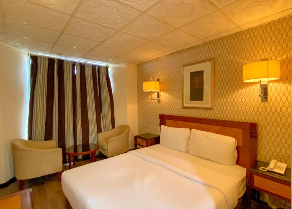 Regal Peninsula Hotel  Rooms  Executive King Or Twin Bedroom 4