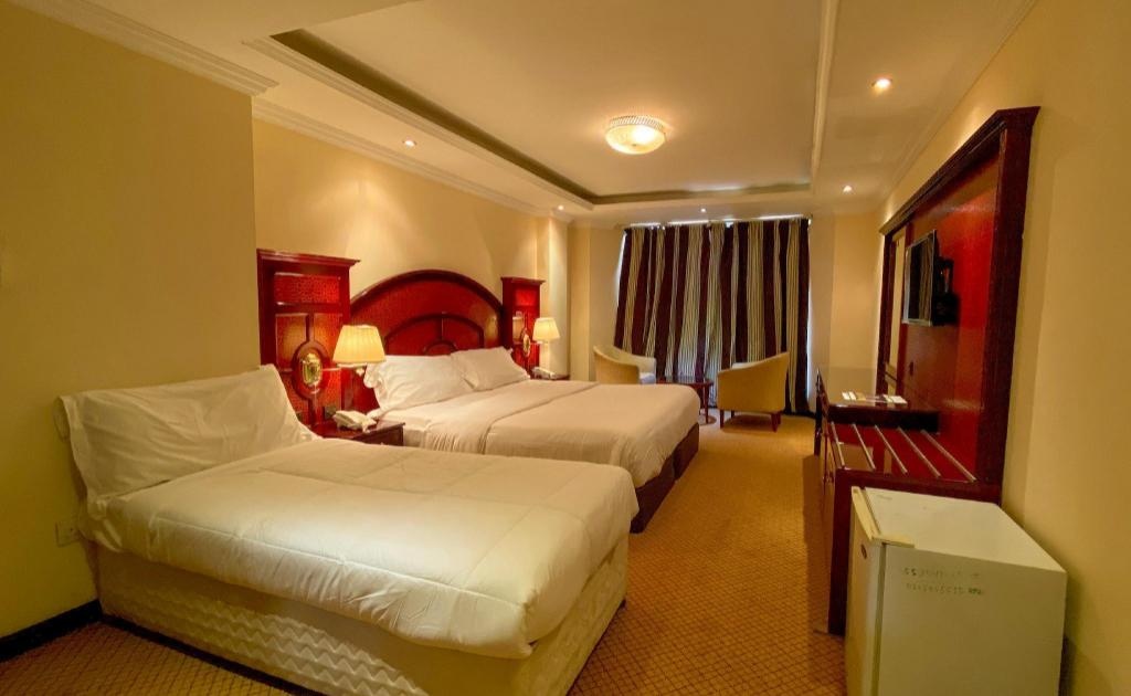 Regal Peninsula Hotel  Rooms  Luxury Family Room Bathroom 6