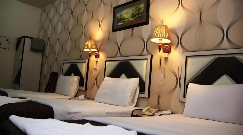 Al Kawakeb Hotel  Rooms  Triple Room Bathroom 3