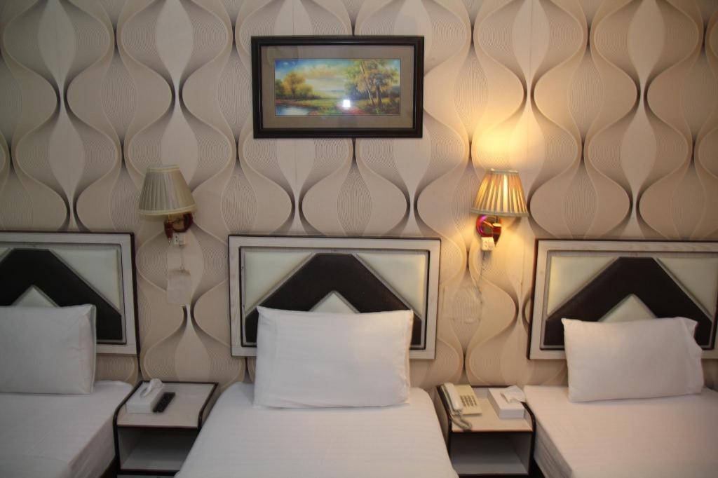 Al Kawakeb Hotel  Rooms  Triple Room Bed 2
