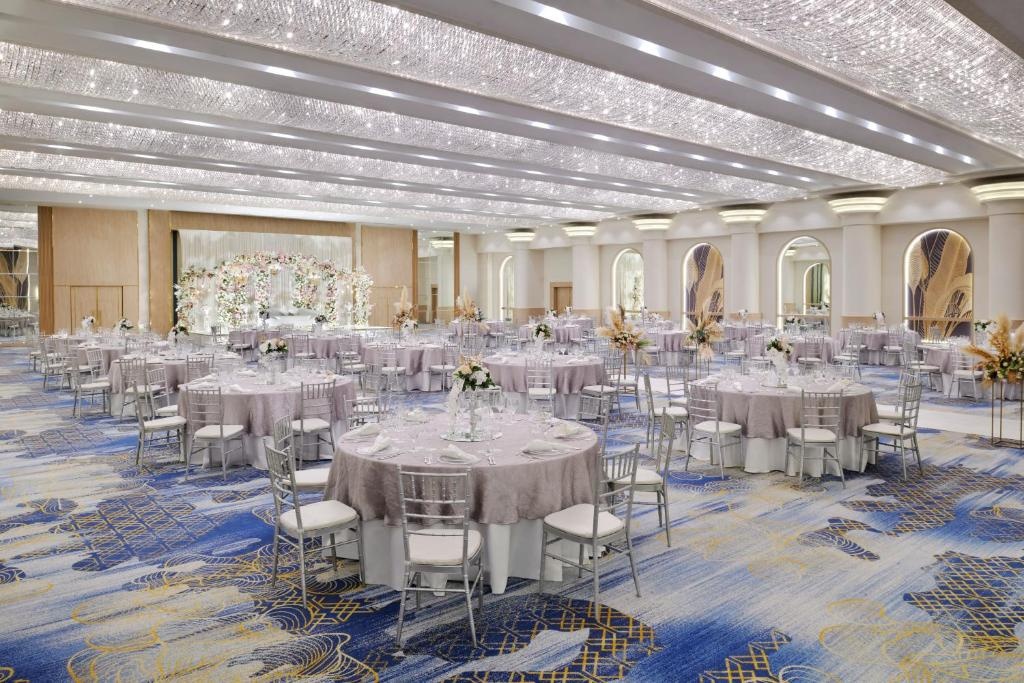 Crowne Plaza Dubai Deira By IHG  Dining  Dining Image 7 7