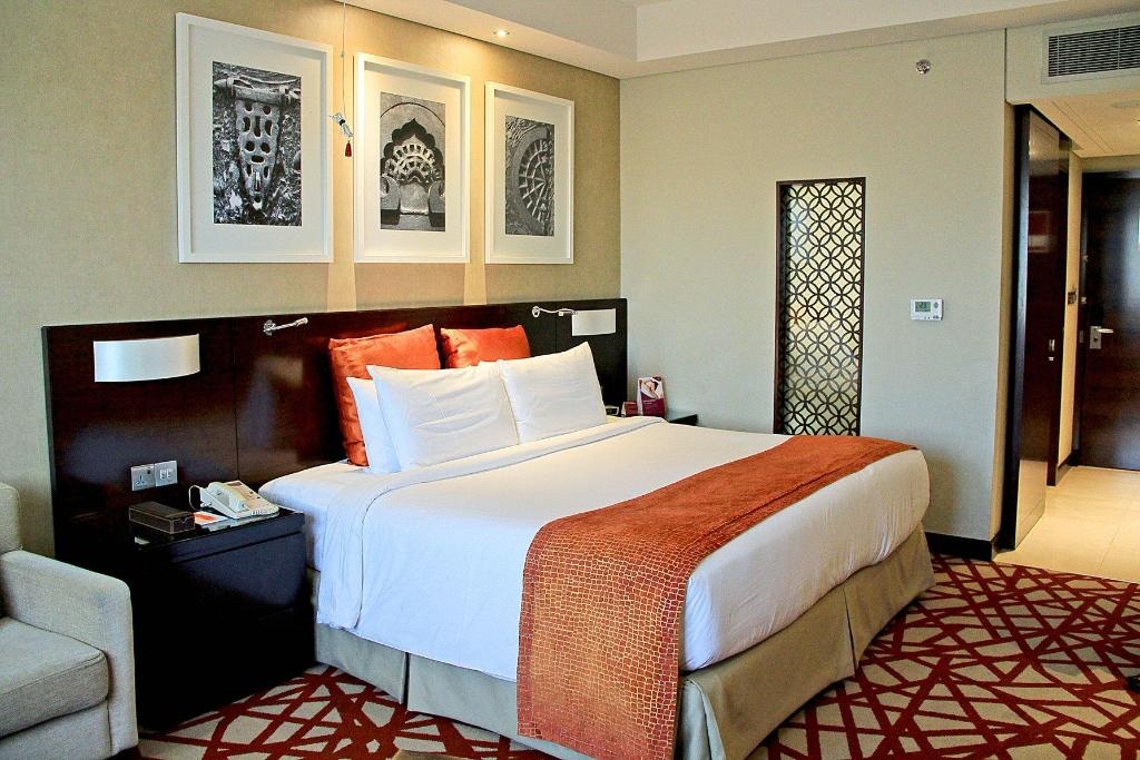 Crowne Plaza Dubai Deira By IHG  Rooms  1 King Bed Standard Accessible Guestroom 24