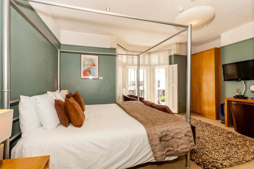 Brightonwave HotelroomsFour Poster Balcony Room Guestroom3