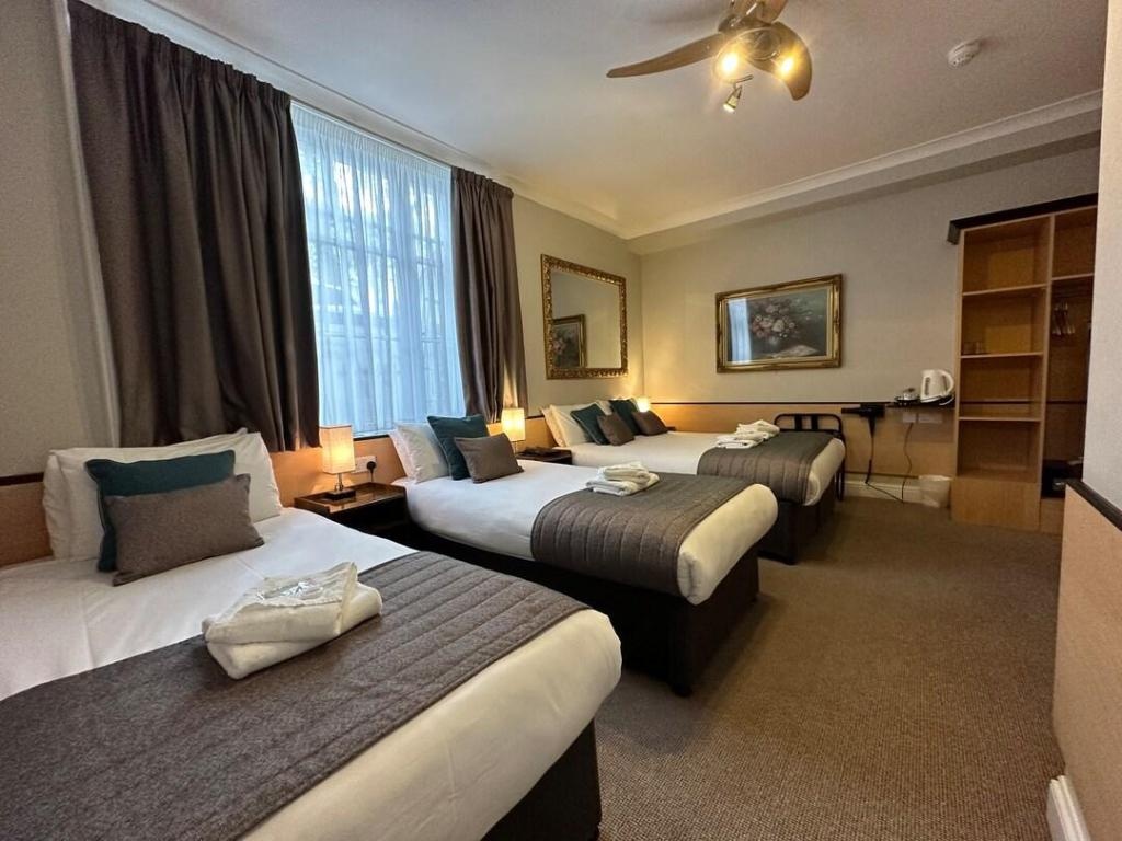 Tudor Court Hotelroomsrooms Image 88
