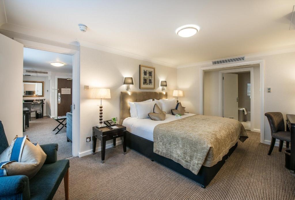 Holiday Inn London Kensington By IHG  Rooms  1 King Bed 1 Bedroom Suite Guestroom 1