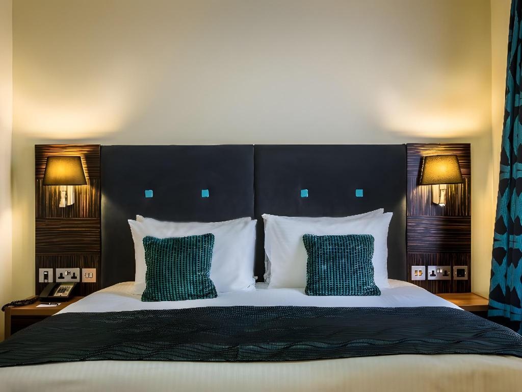 Holiday Inn London Kensington By IHG  Rooms  2 Single Beds Suite Bed 18